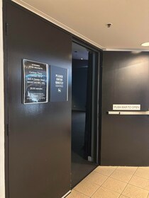 小さなシアタールームでダーウィンの歴史を見る【オーストラリア】