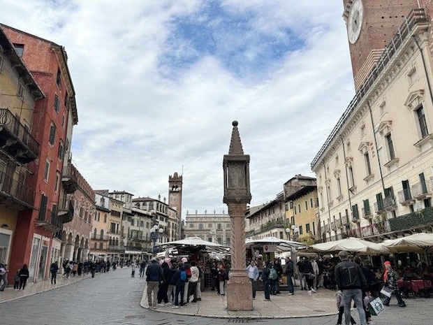 Veronaの美しい広場Piazza delle Erbe【イタリア】