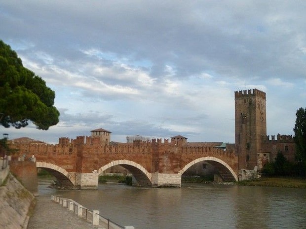 中世の面影がそのまま残る橋Ponte Scaligero【イタリア】