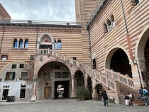 中世に造られた大階段が壮大なVeronaの裁判所建物【イタリア】