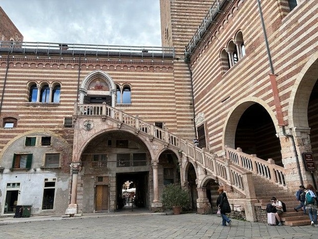中世に造られた大階段が壮大なVeronaの裁判所建物【イタリア】