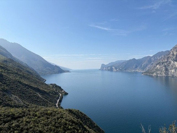 東京23区の半分以上の広さを持つイタリア最大の湖【イタリア】