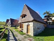 標高1200mにある藁ぶき屋根の村【イタリア】