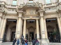 1901年完成の郵便局建物を改装したスタバ・リザーブ・ロータリー【イタリア】