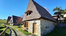 標高1200mにある藁ぶき屋根の村【イタリア】