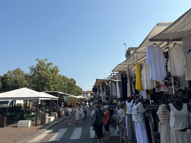 メルカティーノで上手に洋服を選ぶイタリア人【イタリア】