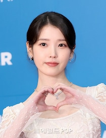 IU（アイユー）、秋夕前に再び美談…「21世紀の大君夫人」のスタッフ全員に5万円相当の商品券プレゼント