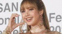 「BLACKPINK」のLISA、「第30回釜山国際映画祭（BIFF）」レッドカーペットで破格ドレスファッション …司会は俳優イ・ビョンホン