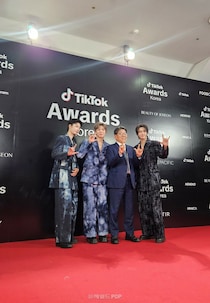 “聴覚障害アイドルグループ”「Big Ocean」、「TikTok AWARDS 2025」ソーシャルインパクトアーティスト賞を受賞...「見て感じる音楽を作る」