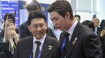 パン・シヒョクHYBE議長＆RM（BTS）、「APEC CEOサミット」HYBE広報ブース観覧