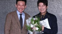 ソン・ガンホ、パク・チャヌク監督の代わりにサプライズ登場…アン・ヒョソプ、インスニが「美しい芸術家賞」栄誉
