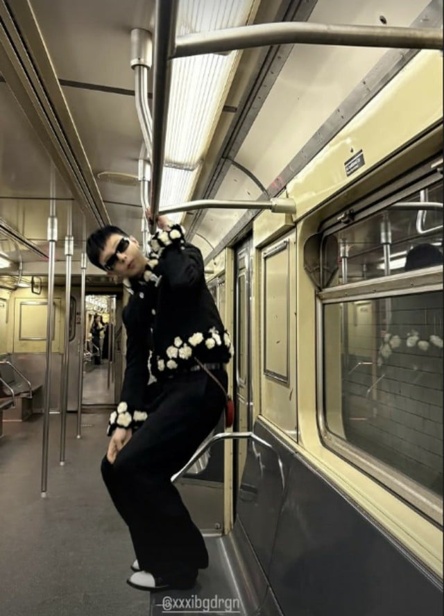 G-DRAGON、米ニューヨークの地下鉄で悪ふざけ?…300万円のシャネルを着て座席に乗る