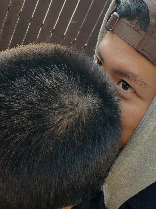 コンミョン、弟ドヨン(NCT)の入隊を応援…坊主頭にキス「ケガしないで元気で行っておいで」