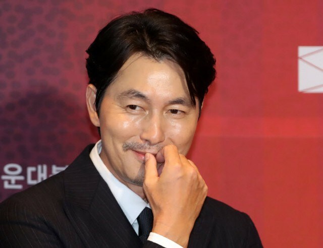 痩せたチョン・ウソン、固い表情で「釜日映画賞」に登場…婚外子スキャンダルから1年ぶり