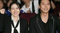 俳優ヒョンビン、妻ソン・イェジンの7年ぶり映画復帰を応援…試写会に駆けつけ笑顔+指ハートポーズ
