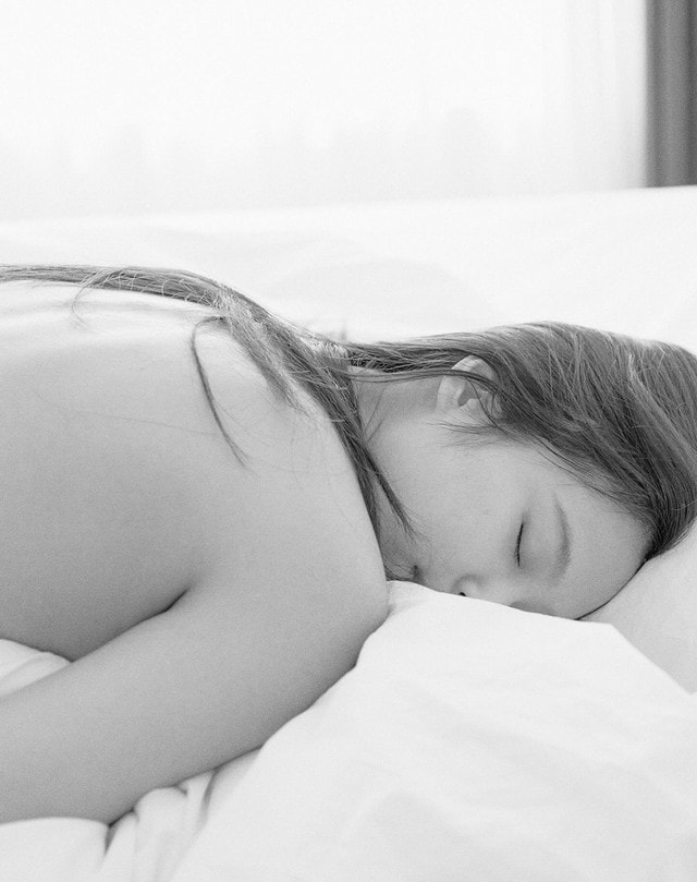 JENNIE(BLACKPINK) 、セミヌードグラビアを公開…ベッドからバスタブまで大胆な姿を披露