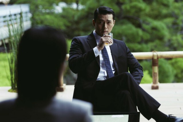 タバコを吸う姿も…俳優ヒョンビン、グラビア級のオーラ「メイド・イン・コリア」…未公開スチール大放出