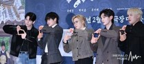 「Wanna One」、パク・ジフンのために再集結…「王と生きる男」の試写会に駆けつけた