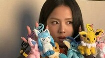 “推しキャラは？”「BLACKPINK」JISOO、ワールドスターらしいスケール…米「スーパーボウル」の広告登場に両手いっぱいのポケモンキーホルダー