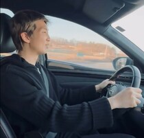 「BTS」RM、遂に運転免許取得…“ぎこちなさ全開”の姿が話題