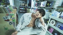 「BTS」JUNG KOOK、セクシーで男性美にあふれたデニムファッション…90年代の感性