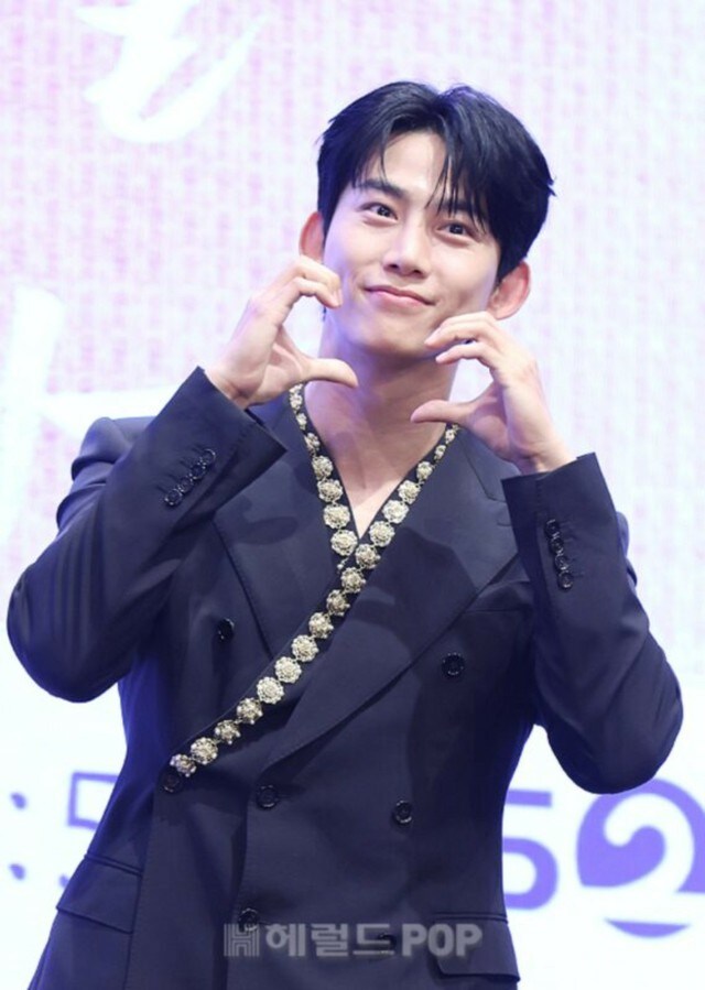 「2PM」テギョン、一般人女性と結婚…招待状には「10点満点で10点」