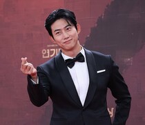 新婚「2PM」テギョン、甘いハネムーン中じゃなかったの？…「泣きながら観ますよ」異色の行動に温かい反響