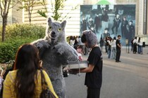 「＆TEAM」、ソウル都心で「ハウリング」炸裂…ポップアップ「オオカミ人間アジト」に2000人が殺到