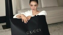 「aespa」NINGNING、どれだけスリムな体形なの？「GUCCI」のショッパーに入っても余るほど