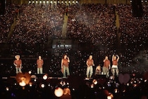 「BTS」、メキシコシティで15万人の観客と対面…競技場周辺には3万5000人の人波
