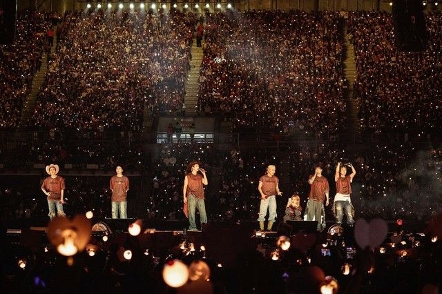 「BTS」、メキシコシティで15万人の観客と対面…競技場周辺には3万5000人の人波