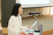 イ・ジョンヒョン、ソウル大の講壇に立つ…家事に仕事に何でもこなす「完璧ワーキングマザー」