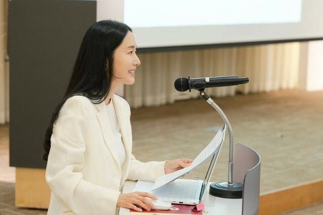 イ・ジョンヒョン、ソウル大の講壇に立つ…家事に仕事に何でもこなす「完璧ワーキングマザー」