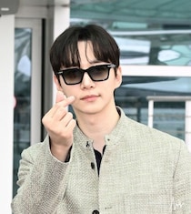 【フォト】「2PM」ジュノ、フィンガーハートであいさつ…パリへ出国
