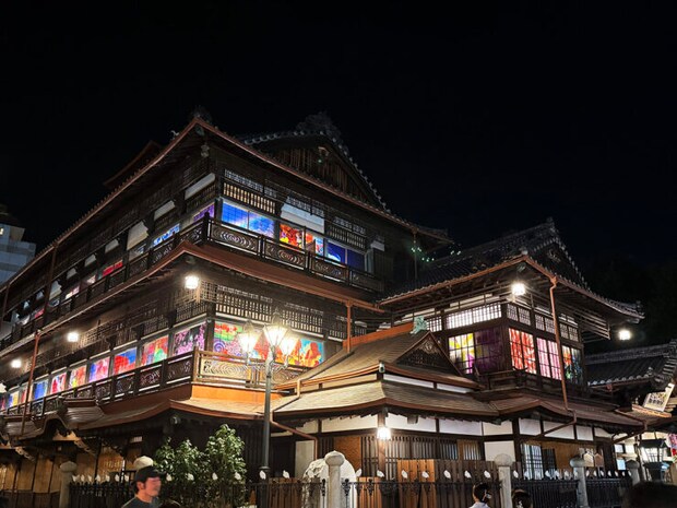 【体験レポ】蜷川実花ならではの色彩美に彩られた道後温泉本館を見てきました!【蜷川実花 with EiM × 道後温泉 DOGO ART】