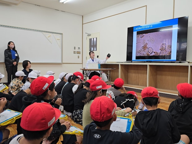 宇和島市立鶴島小学校の浄化槽学習イベントの様子