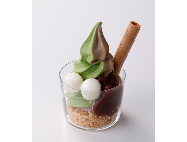 抹茶＆ほうじ茶白玉あずきソフトクリーム（イートイン770円/税込、テイクアウト756円/税込）