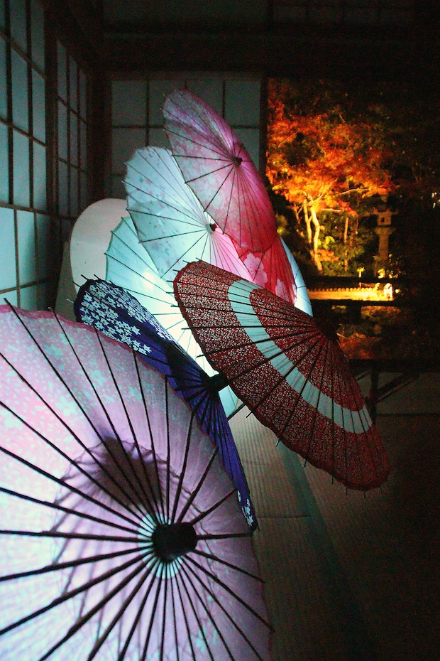長建寺の和傘と紅葉ライトアップ