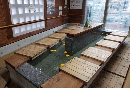 鳴門駅前足湯「ふろいで～」