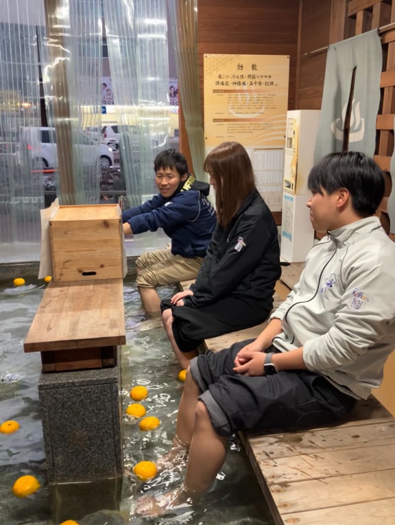 JR鳴門駅前足湯「ふろいで～」ガイド｜無料で楽しめる天然温泉の癒やしスポット