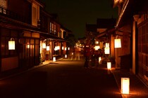 幻想的な灯りと中秋の名月を楽しむ「八日市町並観月会」｜内子町の秋夜散策イベント