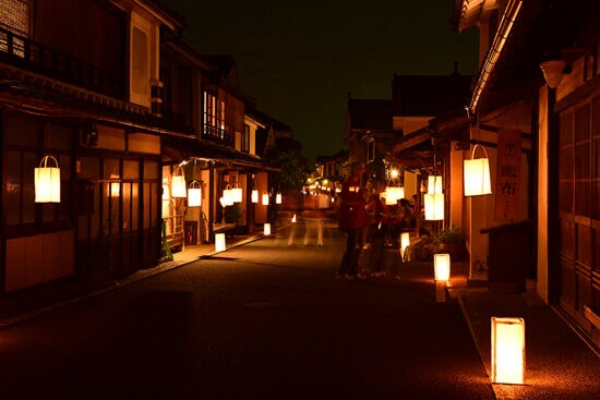 幻想的な灯りと中秋の名月を楽しむ「八日市町並観月会」|内子町の秋夜散策イベント
