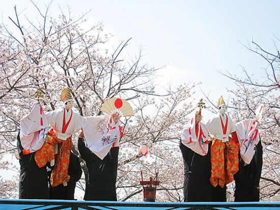 【第38回 野福峠さくら祭り|愛媛のお花見2026|愛媛/西予市】 宇和海の青と桜のピンクのコントラストが楽しめるお花見イベント
