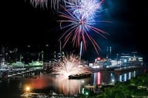 【第56回 八幡浜みなと花火大会】海と夜空を彩る幻想のひととき（愛媛/八幡浜市）