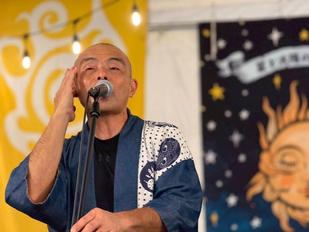 【フレディ塚本の民謡定期便 松山出張編】 松山市南斎院集会所で日本民謡の響きに包まれる参加型イベントを楽しもう 【愛媛/松山市】