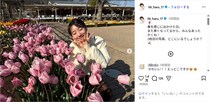 波瑠、満開チューリップと春らしいオフショット公開！「とっても可愛い」「花の妖精が舞い降りてきたみたい」