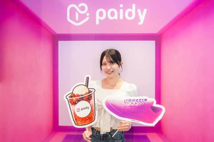 菊池風磨さんの巨大ポスターも!あと払いサービスの「ペイディ」、原宿の⼈気カフェとコラボした「Paidy Cafe – 夢を叶える場所 -」を期間限定オープン