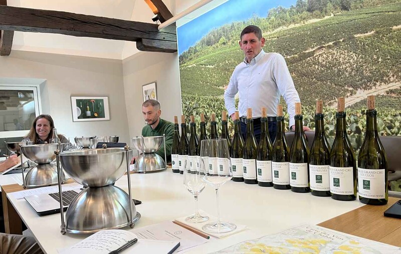 画像: ウィリアム・フェーヴルのゲストルームで、ディディエ・セギエ氏が2023年産、14本を紹介した