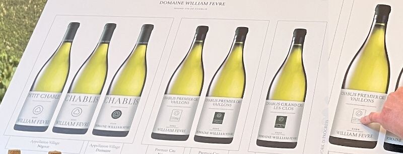 画像: 左からプティ・シャブリ、シャブリ、プルミエ・クリュ、グラン・クリュの新ラベル。プルミエ・クリュとグラン・クリュのラベルは中心に畑の場所を示す簡略なイラストが描かれている（右写真）。白地はネゴシアンボトル、緑色はドメーヌボトル