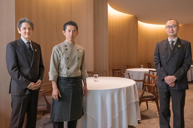 画像: 左かシェフソムリエの飛田泰秀氏、オーナー・シェフの柴田秀之氏、ソムリエ兼メートル・ドテルの三沢雄一氏